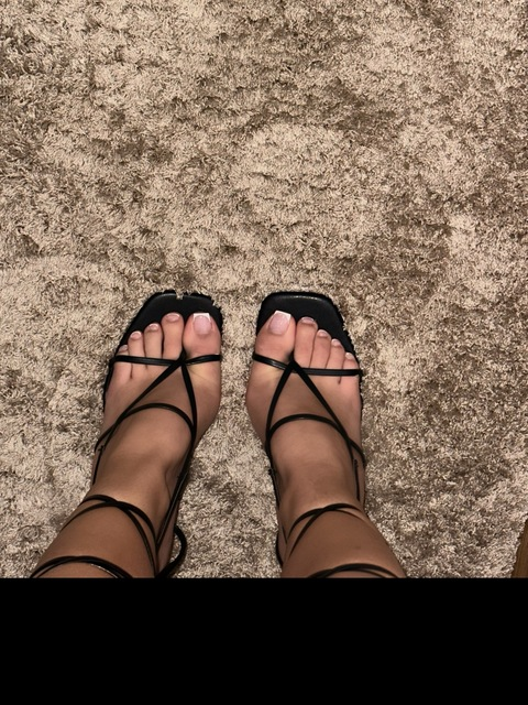 larawillanfeet onlyfans leaked picture 2