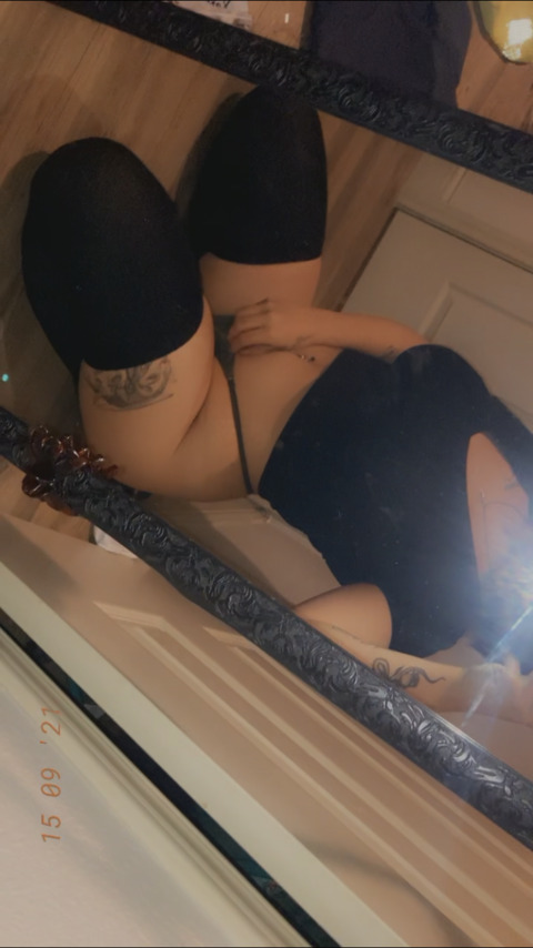 nikie.nikole onlyfans leaked picture 2