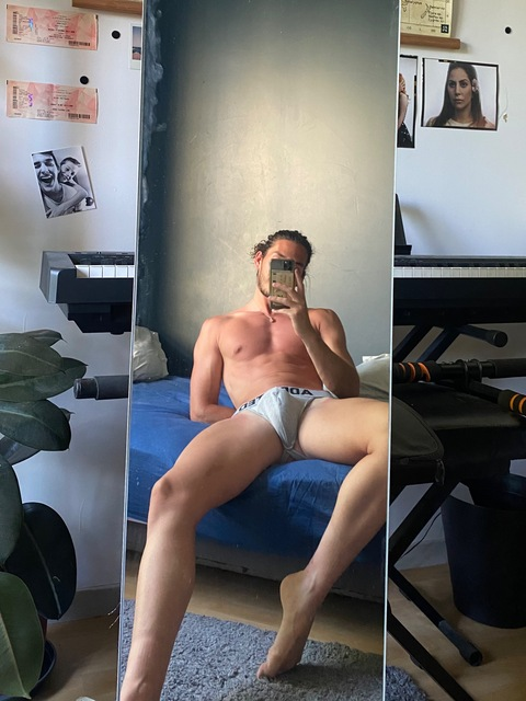 philoalofr onlyfans leaked picture 2