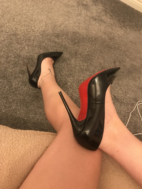 shoegoddesskay onlyfans leaked picture 2