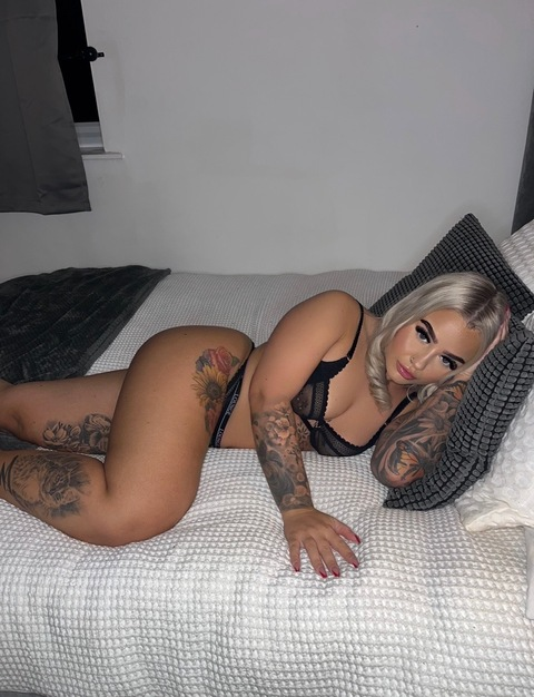 tattooedblondee onlyfans leaked picture 2