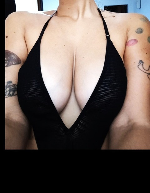 tutti2323 onlyfans leaked picture 2